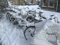 907680 Afbeelding van zwaar besneeuwde fietsen in het fietsenrek voor het studentenhuis Lauwerecht 52 ('Rosaklooster') ...